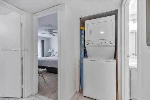 Condo in Hollywood, Florida, 2 bedrooms  № 1947930 - photo 30