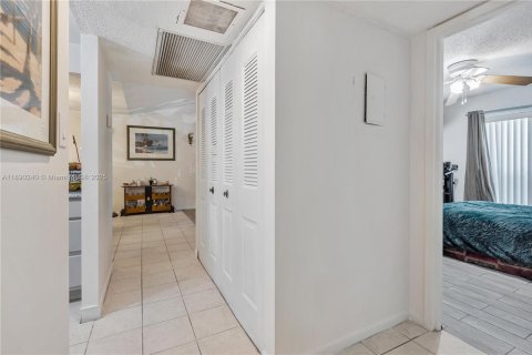 Condo in Hollywood, Florida, 2 bedrooms  № 1947930 - photo 21
