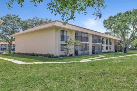 Condo in Hollywood, Florida, 2 bedrooms  № 1947930 - photo 2