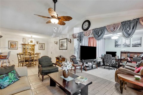 Condo in Hollywood, Florida, 2 bedrooms  № 1947930 - photo 3