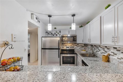 Condo in Hollywood, Florida, 2 bedrooms  № 1947930 - photo 14