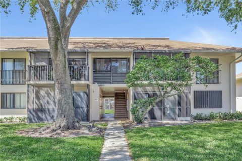 Condo in Hollywood, Florida, 2 bedrooms  № 1947930 - photo 1