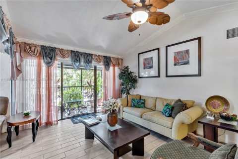 Condo in Hollywood, Florida, 2 bedrooms  № 1947930 - photo 4