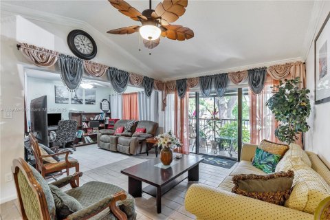 Condo in Hollywood, Florida, 2 bedrooms  № 1947930 - photo 10