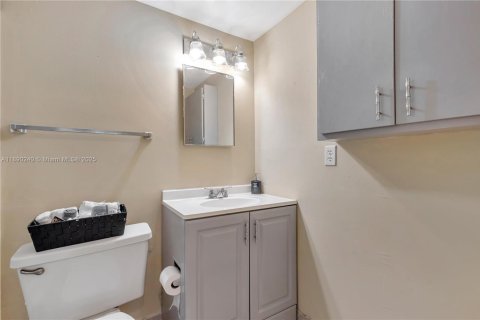 Condo in Hollywood, Florida, 2 bedrooms  № 1947930 - photo 27