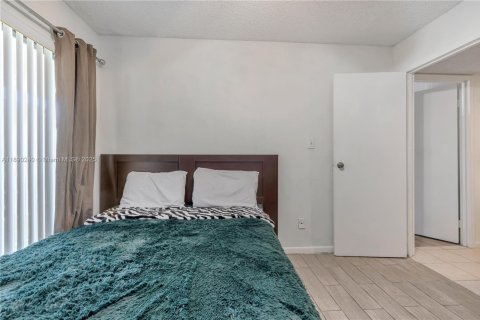Condo in Hollywood, Florida, 2 bedrooms  № 1947930 - photo 22