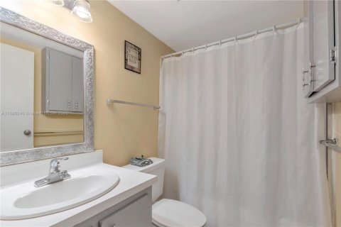 Condo in Hollywood, Florida, 2 bedrooms  № 1947930 - photo 29