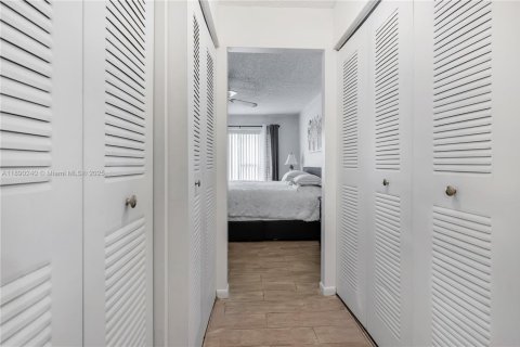 Condo in Hollywood, Florida, 2 bedrooms  № 1947930 - photo 19
