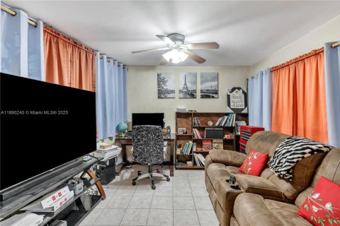 Condo in Hollywood, Florida, 2 bedrooms  № 1947930 - photo 7