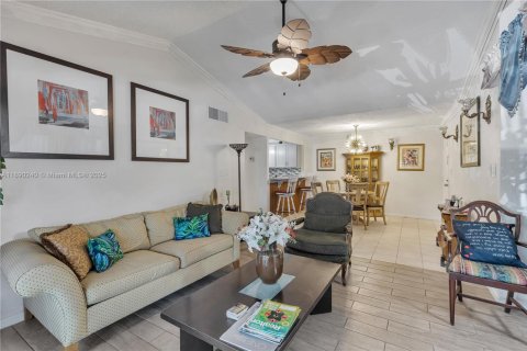 Condo in Hollywood, Florida, 2 bedrooms  № 1947930 - photo 6