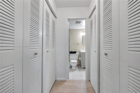 Condo in Hollywood, Florida, 2 bedrooms  № 1947930 - photo 20