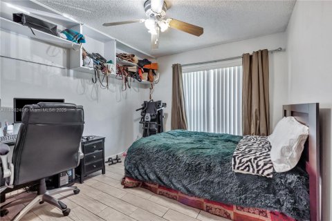 Condo in Hollywood, Florida, 2 bedrooms  № 1947930 - photo 23