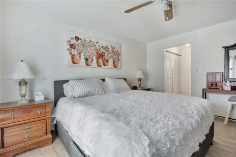 Condo in Hollywood, Florida, 2 bedrooms  № 1947930 - photo 26
