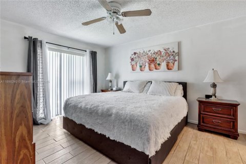 Condo in Hollywood, Florida, 2 bedrooms  № 1947930 - photo 25