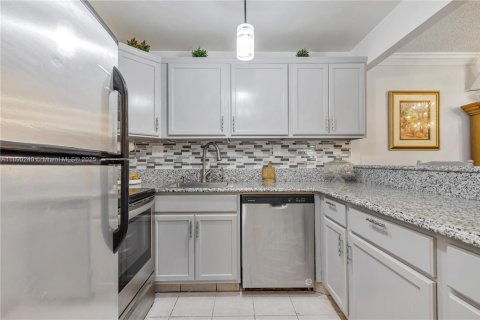 Condo in Hollywood, Florida, 2 bedrooms  № 1947930 - photo 11