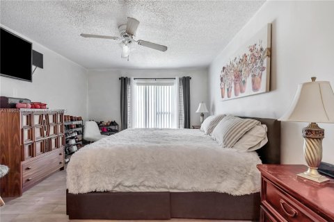 Condo in Hollywood, Florida, 2 bedrooms  № 1947930 - photo 24