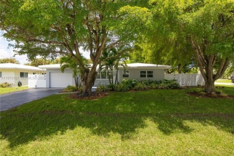 House in Oakland Park, Florida 3 bedrooms, 152.36 sq.m. № 2033242