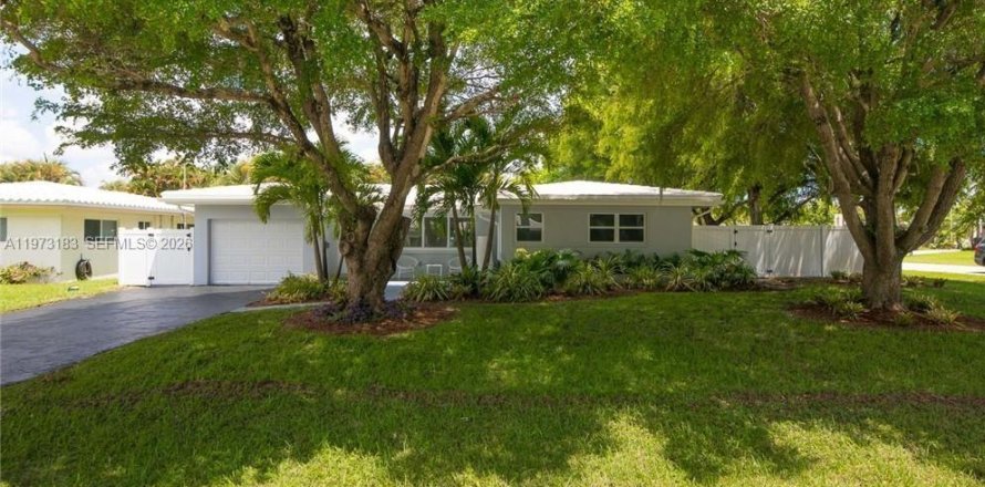 House in Oakland Park, Florida 3 bedrooms, 152.36 sq.m. № 2033242