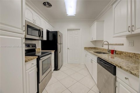 House in Oakland Park, Florida 3 bedrooms, 152.36 sq.m. № 2033242 - photo 3