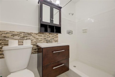 House in Oakland Park, Florida 3 bedrooms, 152.36 sq.m. № 2033242 - photo 16