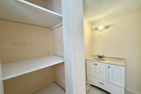 Condominio en venta en North Miami Beach, Florida, 2 dormitorios, 110.55 m2 № 1777743 - foto 23