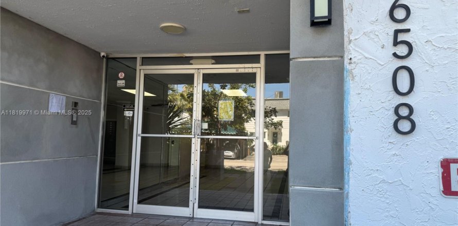 Condominio en North Miami Beach, Florida, 2 dormitorios  № 1777743