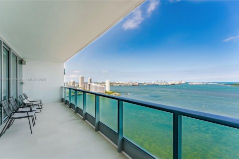 Condominio en venta en Miami, Florida, 3 dormitorios, 197.88 m2 № 1936968 - foto 1