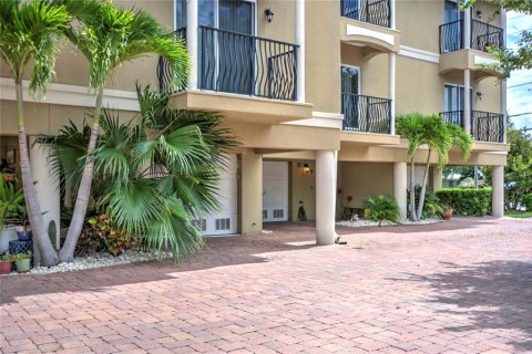 Townhouse in Treasure Island, Florida 3 bedrooms, 260.59 sq.m. № 1819057 - photo 1