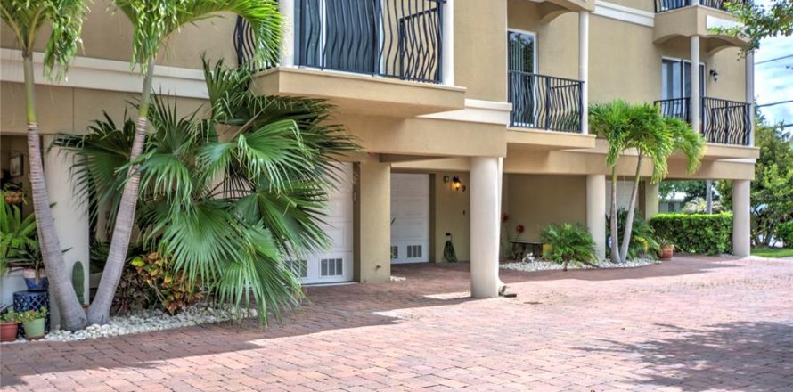 Touwnhouse à Treasure Island, Floride 3 chambres, 260.59 m2 № 1819057