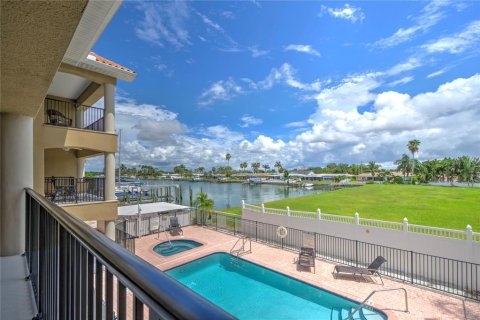 Townhouse in Treasure Island, Florida 3 bedrooms, 260.59 sq.m. № 1819057 - photo 9