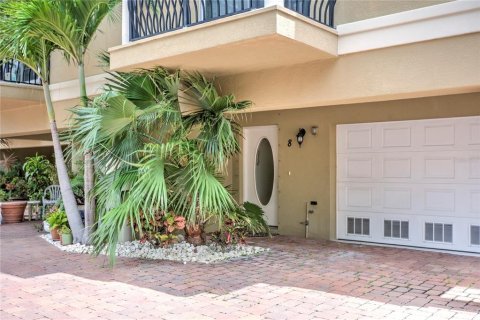 Townhouse in Treasure Island, Florida 3 bedrooms, 260.59 sq.m. № 1819057 - photo 2