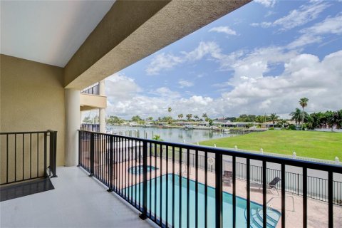 Townhouse in Treasure Island, Florida 3 bedrooms, 260.59 sq.m. № 1819057 - photo 8