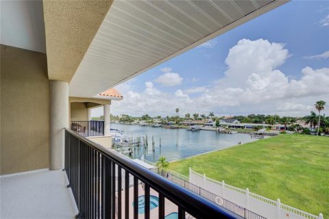 Townhouse in Treasure Island, Florida 3 bedrooms, 260.59 sq.m. № 1819057 - photo 21