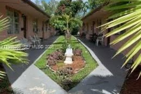 Propiedad comercial en venta en Hallandale Beach, Florida, 1299.7 m2 № 2064038 - foto 2