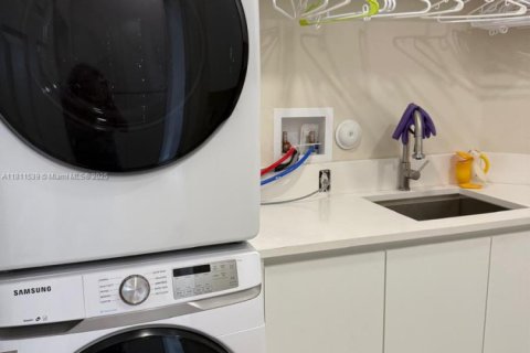 House in Weston, Florida 5 bedrooms, 348.1 sq.m. № 1939509 - photo 28