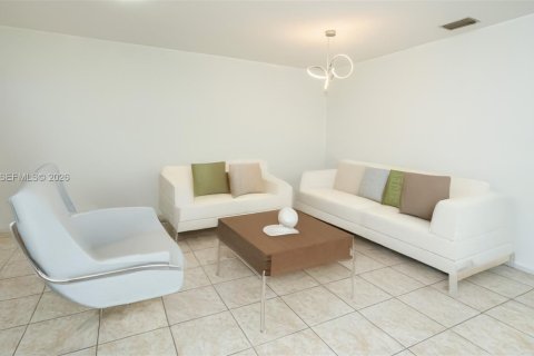 Copropriété à vendre à Miramar, Floride: 3 chambres, 139.82 m2 № 2089903 - photo 2
