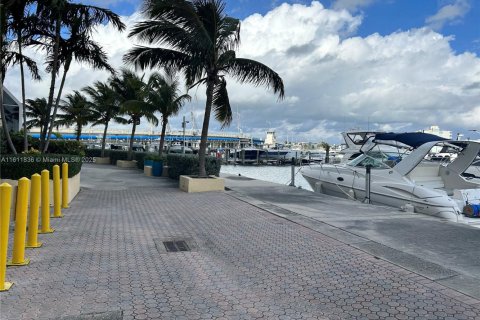 Commercial property in North Bay Village, Florida № 2088542 - photo 4