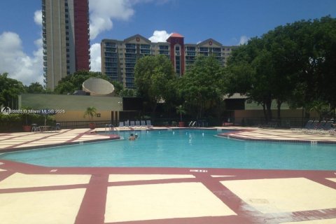 Condominio en alquiler en Sunny Isles Beach, Florida, 1 dormitorio, 71.26 m2 № 1787195 - foto 2