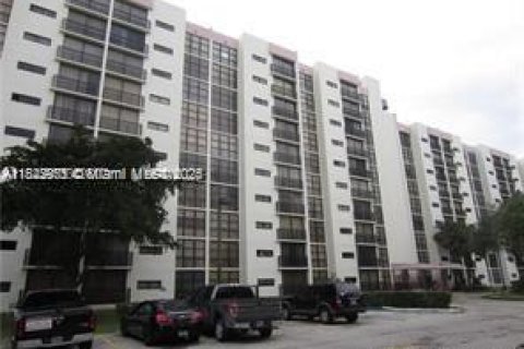 Condominio en alquiler en Sunny Isles Beach, Florida, 1 dormitorio, 71.26 m2 № 1787195 - foto 1
