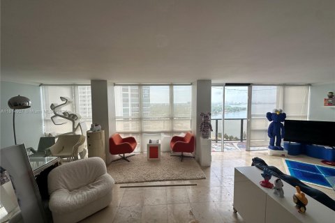 Condo in Miami, Florida, 2 bedrooms  № 1766548 - photo 2