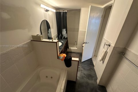 Condo in Miami, Florida, 2 bedrooms  № 1766548 - photo 9