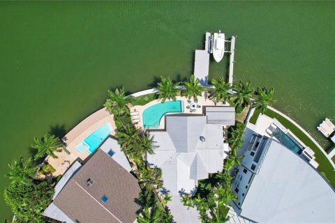 House in Belleair Beach, Florida 3 bedrooms, 175.21 sq.m. № 2198344 - photo 2