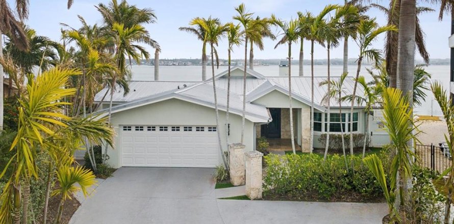 House in Belleair Beach, Florida 3 bedrooms, 175.21 sq.m. № 2198344