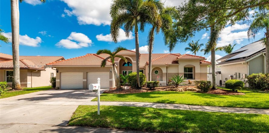 Casa en Pembroke Pines, Florida 4 dormitorios, 261.06 m2 № 2074983