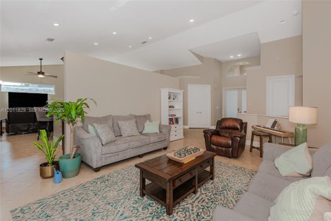Casa en alquiler en Pembroke Pines, Florida, 4 dormitorios, 261.06 m2 № 2074983 - foto 4