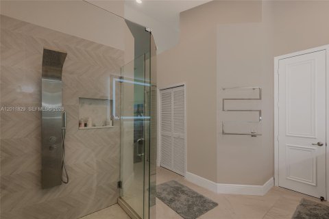 Casa en alquiler en Pembroke Pines, Florida, 4 dormitorios, 261.06 m2 № 2074983 - foto 12