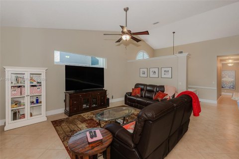 Casa en alquiler en Pembroke Pines, Florida, 4 dormitorios, 261.06 m2 № 2074983 - foto 19