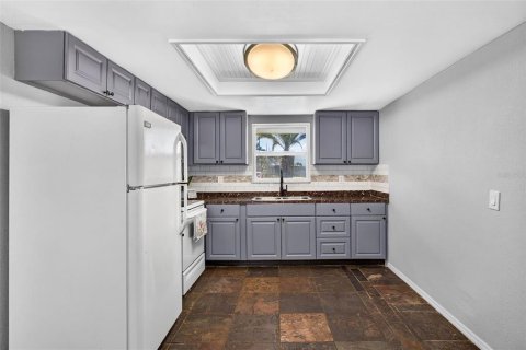 Villa ou maison à louer à Port Richey, Floride: 3 chambres, 167.78 m2 № 2425601 - photo 12
