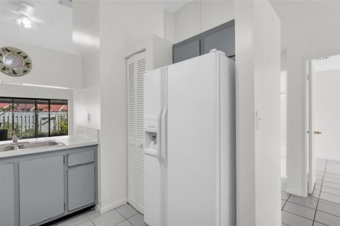 Adosado en venta en Miami, Florida, 3 dormitorios, 98.38 m2 № 2059601 - foto 11