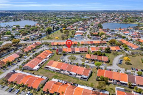 Adosado en venta en Miami, Florida, 3 dormitorios, 98.38 m2 № 2059601 - foto 3